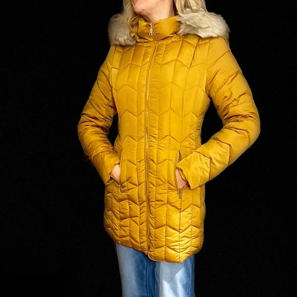 NWT Quilted Puffer Jacket w/ Faux Fur Hood
SM/MED/LG Available! - Picture 9 of 12
